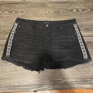 Denim Co. - Black Jean Shorts w/ Design